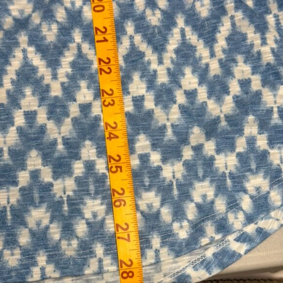 Women's 1X blue and ivory short sleeve shirt with pin tucks and buttons on front - Picture 10 of 12